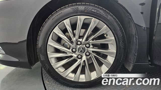 Lexus ES 2019 — photo 5