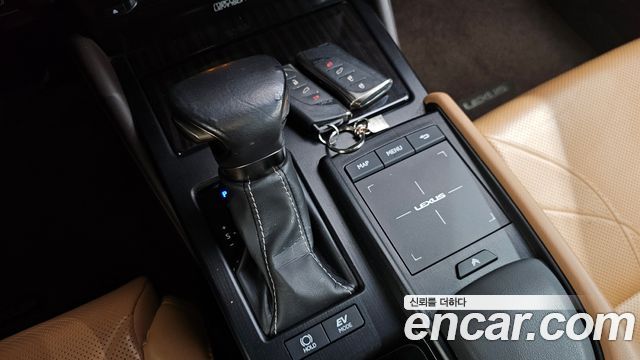 Lexus ES 2019 — photo 12