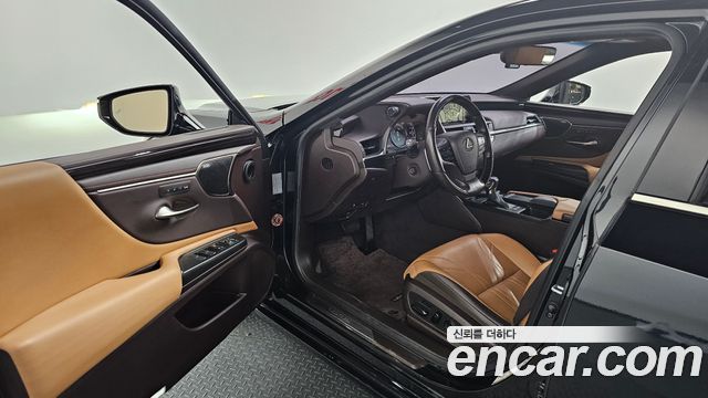 Lexus ES 2019 — photo 13