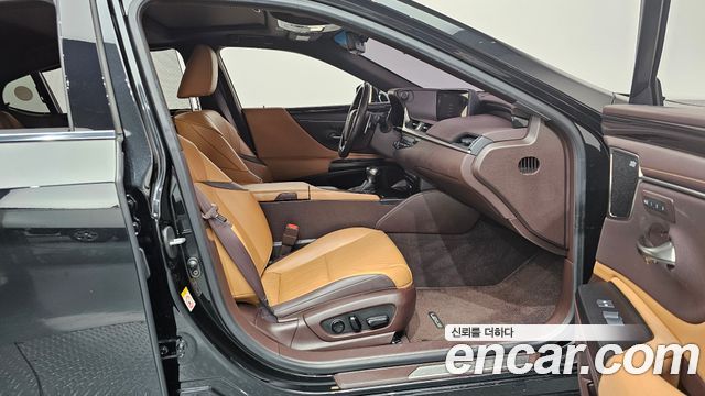 Lexus ES 2019 — photo 17