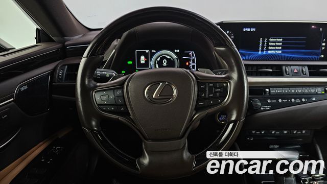 Lexus ES 2019 — photo 18