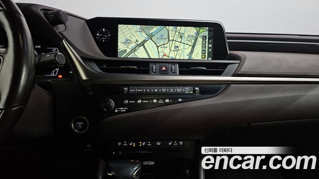 Lexus ES 2019 — photo 19