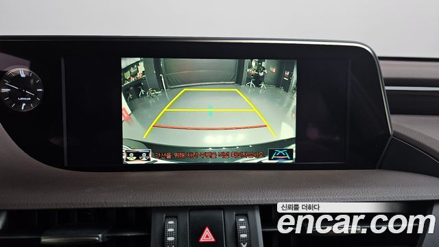 Lexus ES 2019 — photo 20