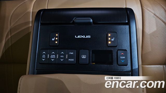 Lexus ES 2019 — photo 24