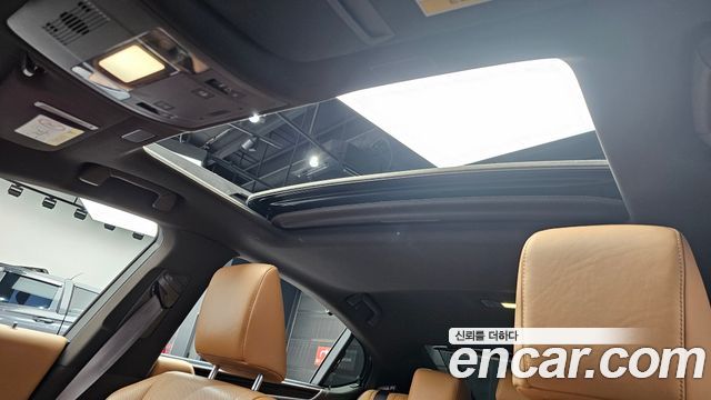 Lexus ES 2019 — photo 25