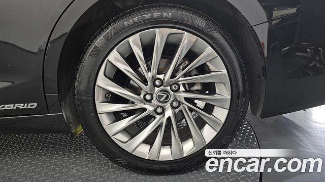 Lexus ES 2019 — photo 7