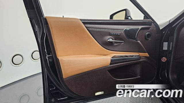Lexus ES 2019 — photo 14