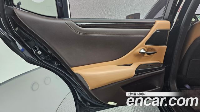 Lexus ES 2019 — photo 15