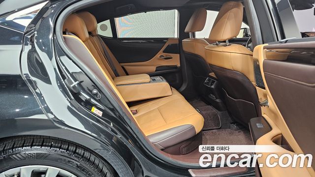 Lexus ES 2019 — photo 16