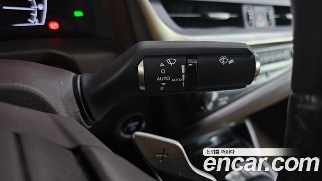 Lexus ES 2019 — photo 30