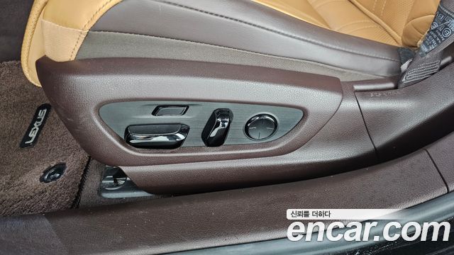 Lexus ES 2019 — photo 31