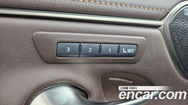 Lexus ES 2019 — photo 32