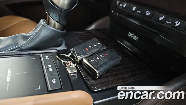 Lexus ES 2019 — photo 33