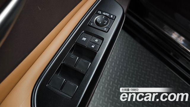 Lexus ES 2019 — photo 38