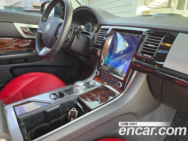 Jaguar XF 2012 — photo 10