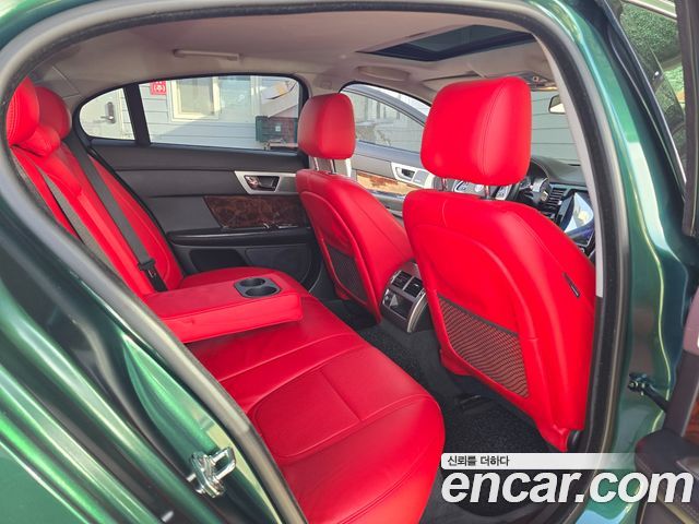 Jaguar XF 2012 — photo 11