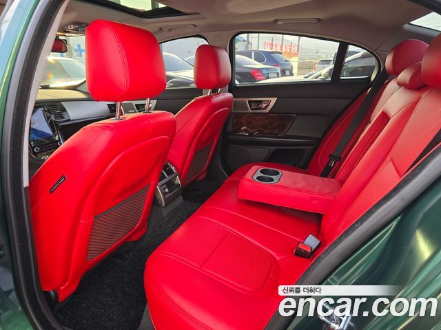 Jaguar XF 2012 — photo 12