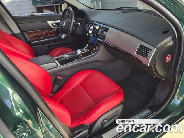 Jaguar XF 2012 — photo 14