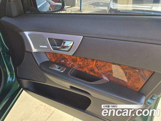 Jaguar XF 2012 — photo 16