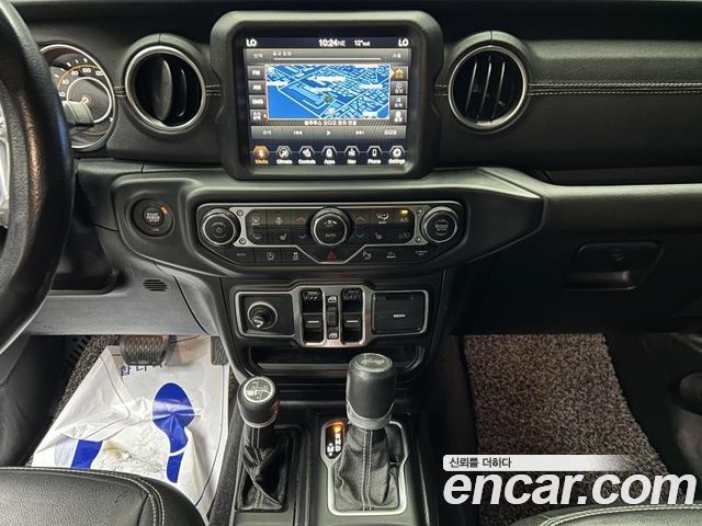 Jeep Wrangler 2021 — photo 12