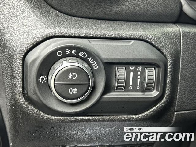 Jeep Wrangler 2021 — photo 14