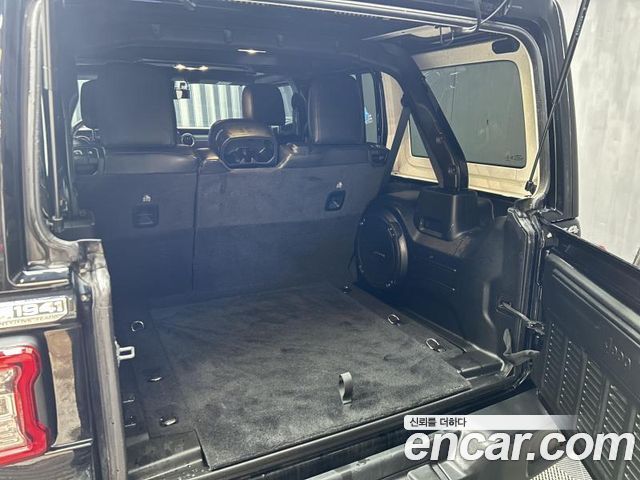 Jeep Wrangler 2021 — photo 18