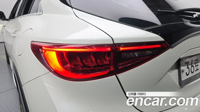 Infiniti Q30 2017 — photo 9