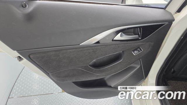 Infiniti Q30 2017 — photo 15