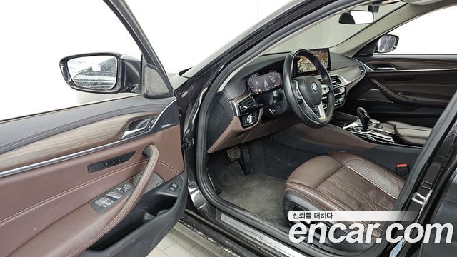 BMW 5-Series 2022 — photo 10