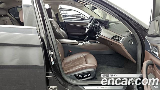 BMW 5-Series 2022 — photo 11