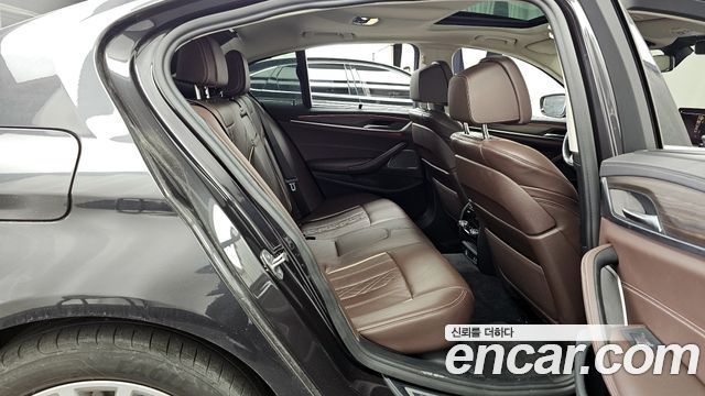 BMW 5-Series 2022 — photo 12