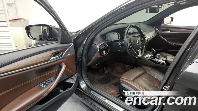 BMW 5-Series 2018 — photo 10