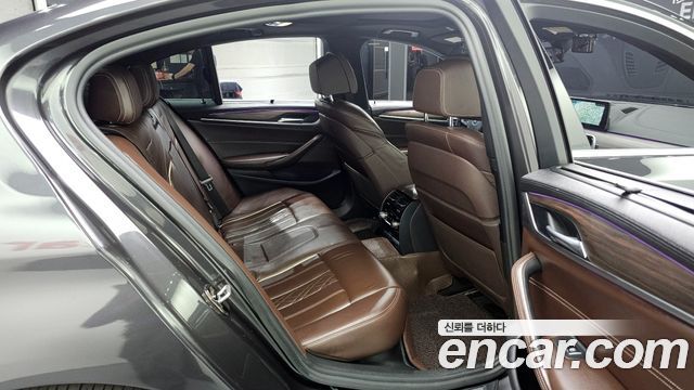 BMW 5-Series 2018 — photo 12