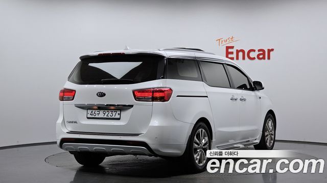 Kia Canival 2015 — photo 2