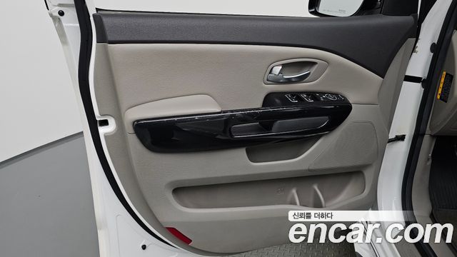 Kia Canival 2015 — photo 14