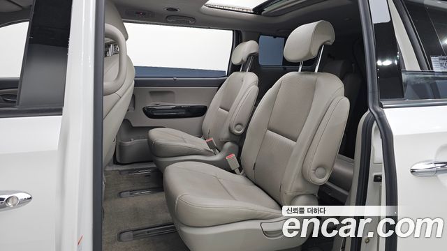Kia Canival 2015 — photo 16