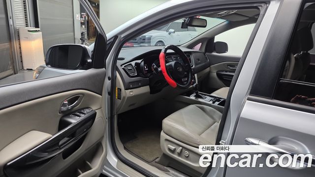 Kia Canival 2015 — photo 10
