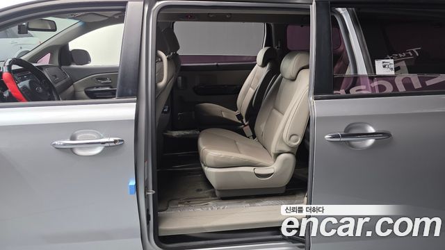 Kia Canival 2015 — photo 11