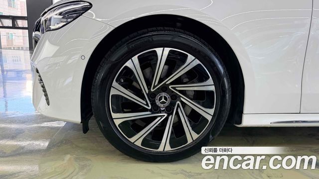 Mercedes-Benz E-Class 2025 — photo 3