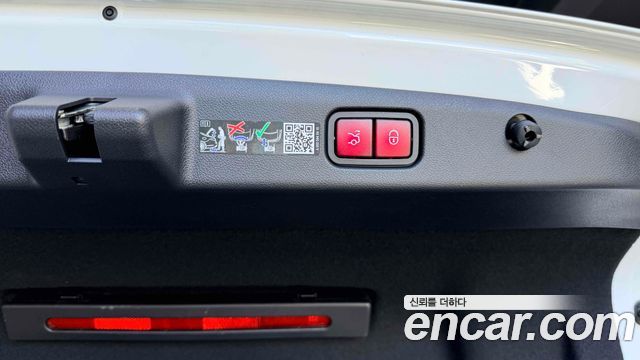 Mercedes-Benz E-Class 2025 — photo 13