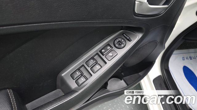 Kia K3 2016 — photo 13