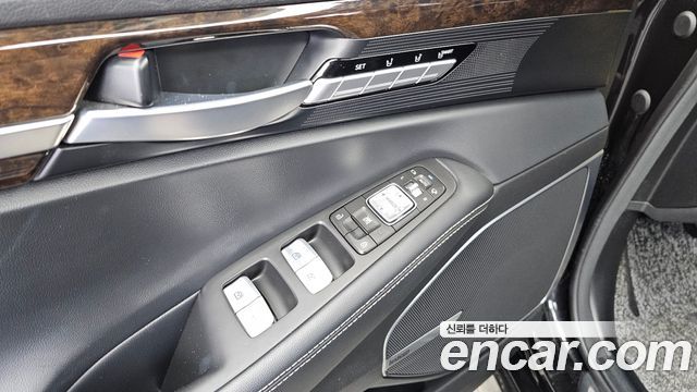 Genesis G90 2019 — photo 30