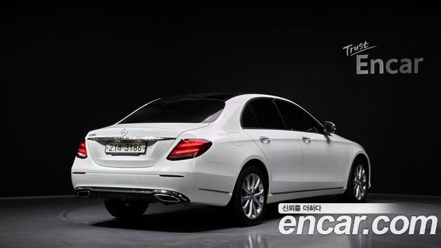 Mercedes-Benz E-Class 2017 — photo 2