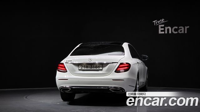 Mercedes-Benz E-Class 2017 — photo 4