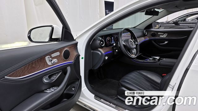 Mercedes-Benz E-Class 2017 — photo 10