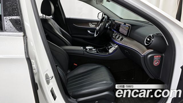 Mercedes-Benz E-Class 2017 — photo 11
