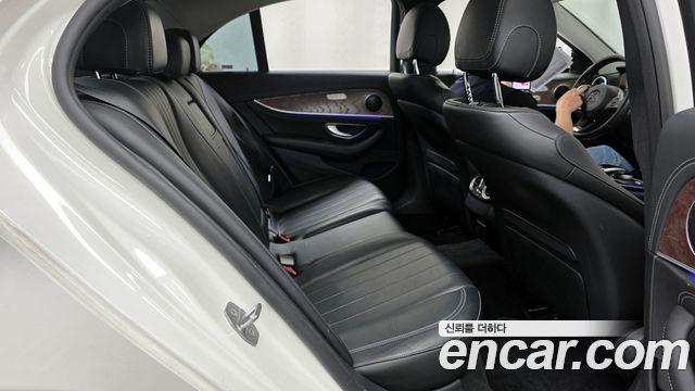 Mercedes-Benz E-Class 2017 — photo 12