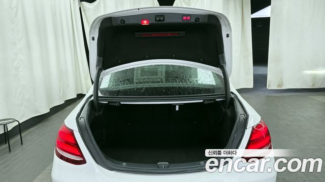 Mercedes-Benz E-Class 2017 — photo 20