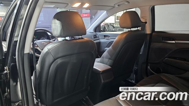 Hyundai AVANTE 2018 — photo 16