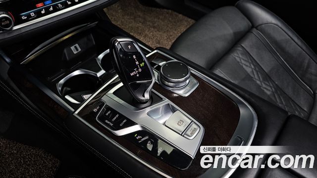 BMW 7-Series 2016 — photo 9